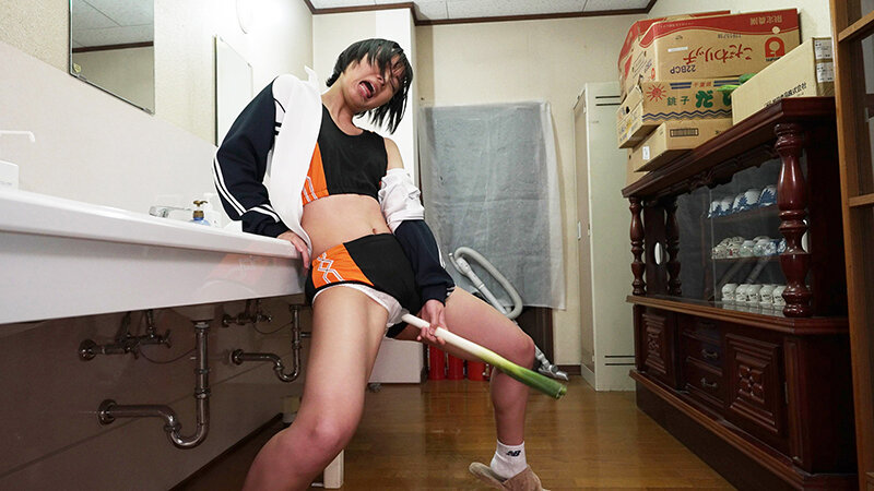 まさかこんなけなげなひよこ女子が…媚薬を盛られ理性完全崩壊!!ところかまわず異物オナニー!イキ漏らしアクメ!! 4 <部活中のスポーツ女子編>