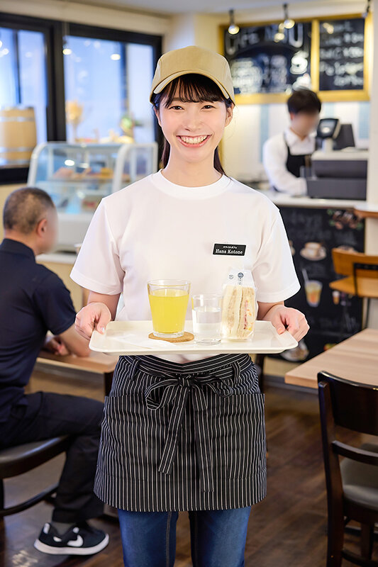 「いらっしゃいませお客様、スマイルカフェです」接客中は何をされても常に笑顔の、顧客満足度最高水準のカフェ店員に密着 はな(19)