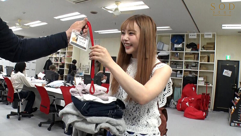 SOD本社で一日AD体験! 制作部アシスタントディレクターになった小倉由菜が知り合い訪問者を目の前にずっとハメっぱなし辱め業務