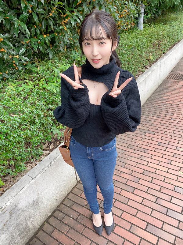 着衣パイズリ露出 デカ過ぎる胸を隠しながらこっそり挟射を楽しむJ乳ちゃん