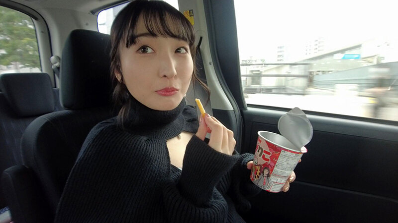 着衣パイズリ露出 デカ過ぎる胸を隠しながらこっそり挟射を楽しむJ乳ちゃん