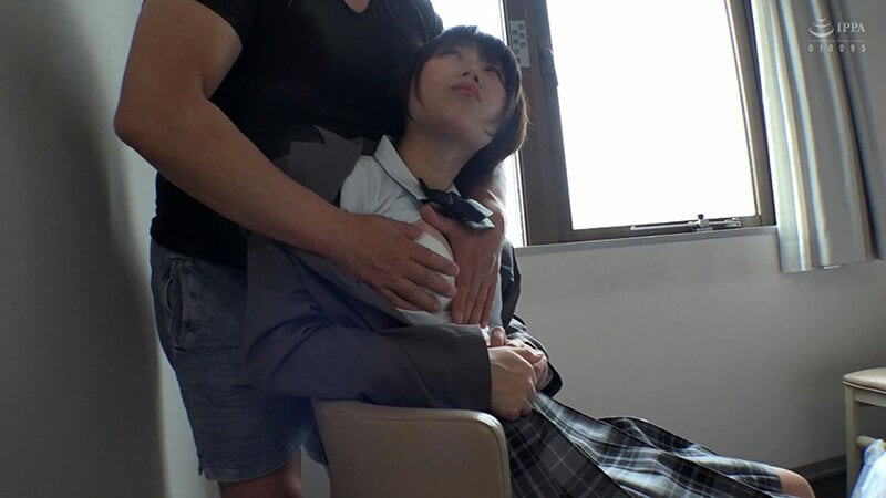 マウントイラマで窒息寸前!!剛毛・中出し・私立女子 りく「苦しいです…やめてください!」 市川りく