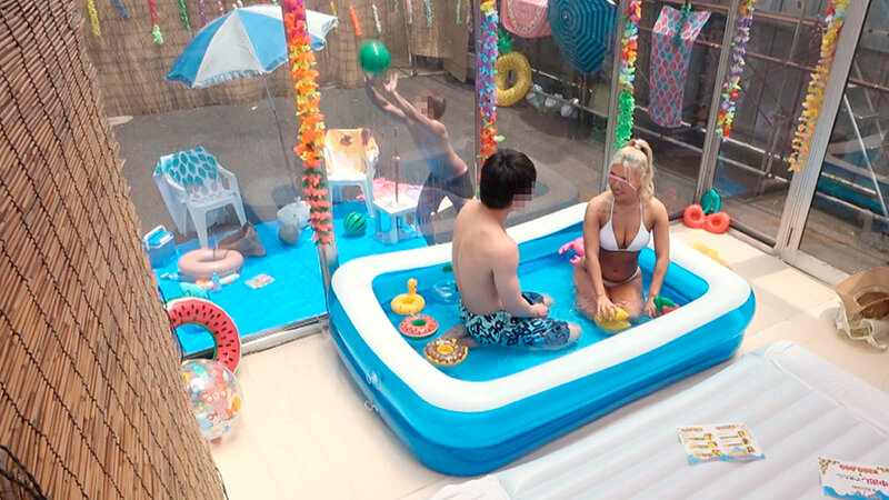 顔出しMM号 真夏のビキニギャル限定 ザ・マジックミラー Wデート中の仲良しカップル交換企画!ぬるぬるオイル素股に挑戦!恋人の目の前でイケナイと思いつつもクリトリスとチ○ポを擦り合わせ恥ずかしさと気持ちよさでヌルッと挿入!全員まさかの生中出し!! in海水浴場