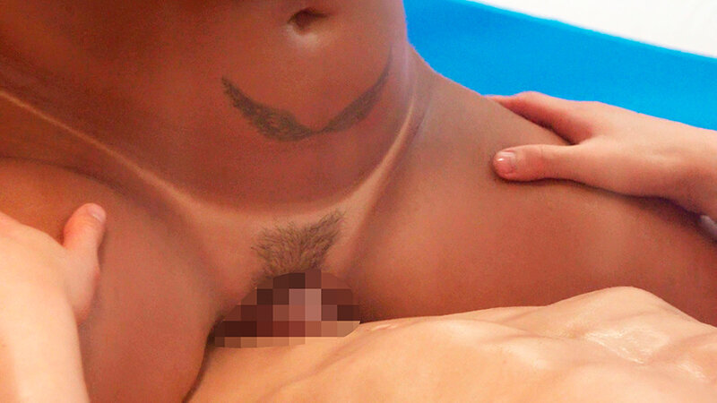 顔出しMM号 真夏のビキニギャル限定 ザ・マジックミラー Wデート中の仲良しカップル交換企画!ぬるぬるオイル素股に挑戦!恋人の目の前でイケナイと思いつつもクリトリスとチ○ポを擦り合わせ恥ずかしさと気持ちよさでヌルッと挿入!全員まさかの生中出し!! in海水浴場