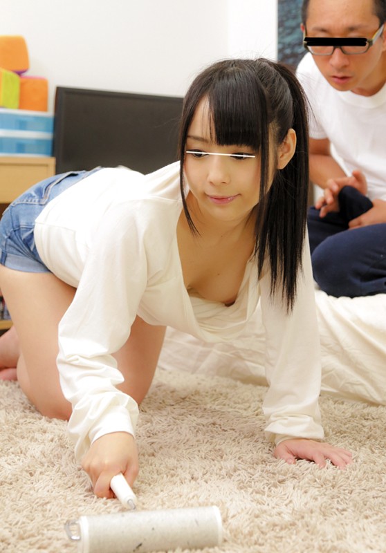 妹の悩殺乳首チラにノックアウト！！両親が共働きの我が家では妹に家事全般を任せっきり！とっても助かってる反面、正直困ってもいるんです！家の中だからと超無防備な服装の妹は掃除中胸の谷間どころか乳首が完全に見えちゃってるんです！