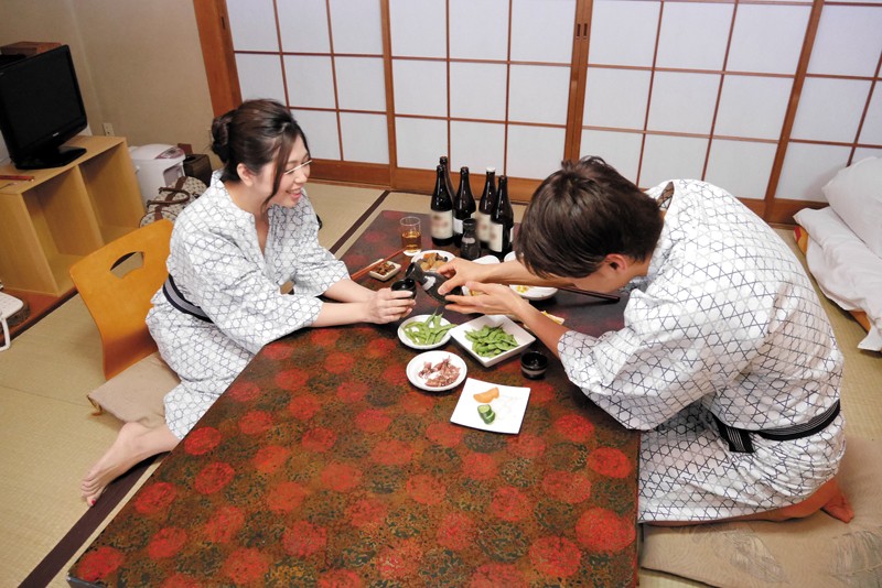 出張先の温泉旅館で女上司と酒を飲んでいたらお説教に！次第に酔っ払ってきた女上司の浴衣が乱れノーブラ生爆乳が丸見え！当然、勃起してしまい… 2