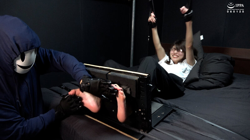 「足枷拘束くすぐりでスーツ姿の女性をぐちゃぐちゃに！」わかしラボVol.028- 4 安堂はるの