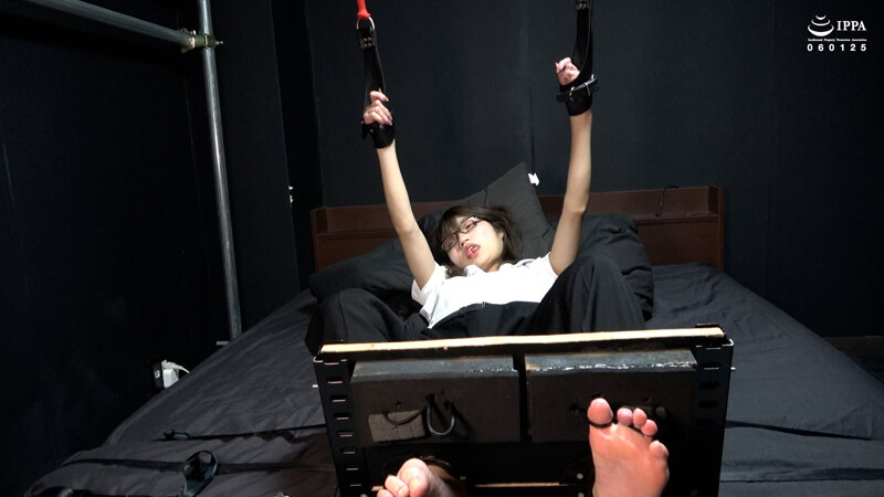 「足枷拘束くすぐりでスーツ姿の女性をぐちゃぐちゃに！」わかしラボVol.028- 4 安堂はるの