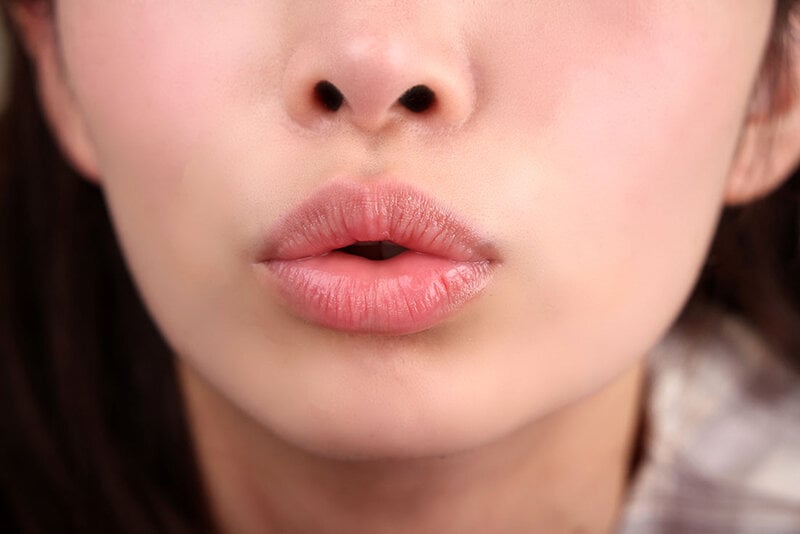 【VR】無理矢理ウチへ押しかけて来た後輩女子大生のポテッとした誘惑リップ 葉月みりあ