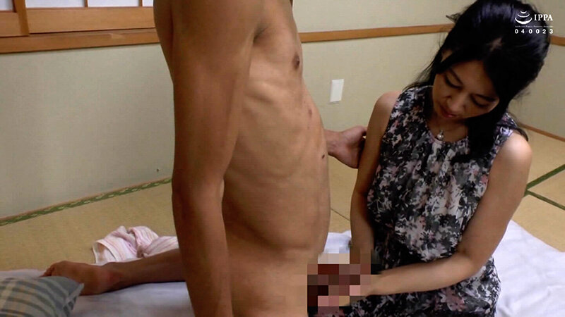 母さんを騙して媚薬を飲ませ欲求不満が大爆発!息子のチ○ポを求め禁断の関係に快楽堕ち!