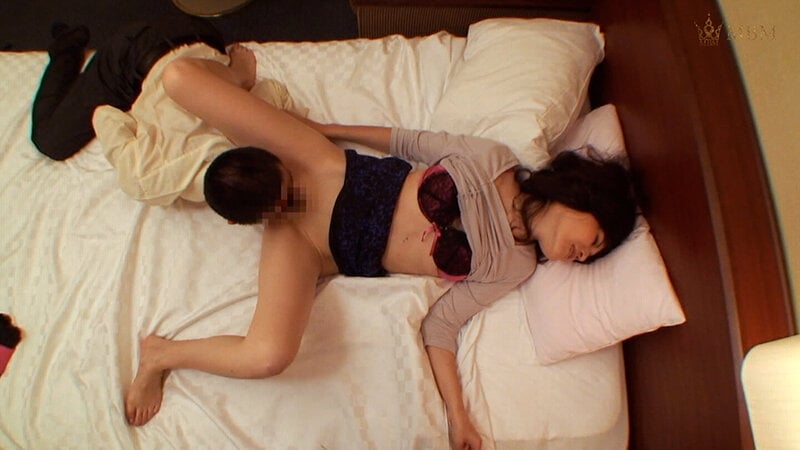 美容器具専門メーカーの体験モニターについて来た無防備な熟女奥様！エロマッサージで性欲に火がつき快楽堕ち！