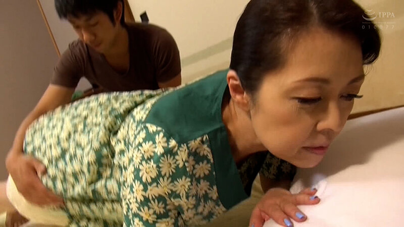 乳首を強くつねるようにされると感じる変態熟女！つねる舐めるで乳首が肥大化！？熟女の膣奥に生中出し！