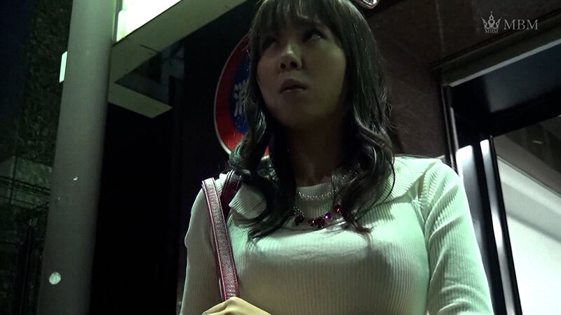 地方限定の衛星放送のインタビューで謝礼も出ます！甘い言葉にほいほい着いてきた若奥さんは性欲旺盛！ローター責めで快楽堕ち！他人チ○ポをハメまくり！