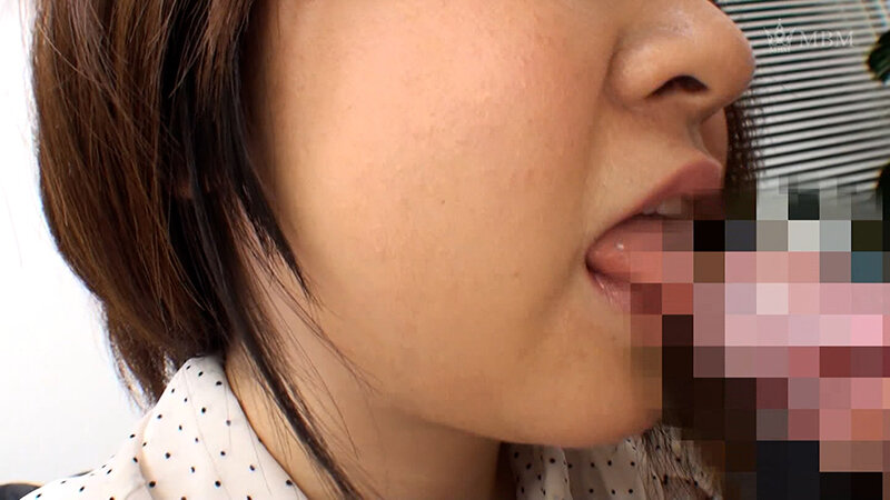 結婚2年で最近はレスの若奥さんを騙して部屋に連れ込み目の前でセンズリ!どこまで我慢できる!?欲求不満の若奥さんは目の前のチ○ポにしゃぶりつく!