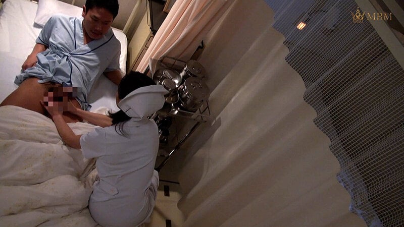 官能小説家が入院中に看護師に自分の作品を朗読してもらったら…！朗読中感じて来た二人はチ○ポを握らせ…