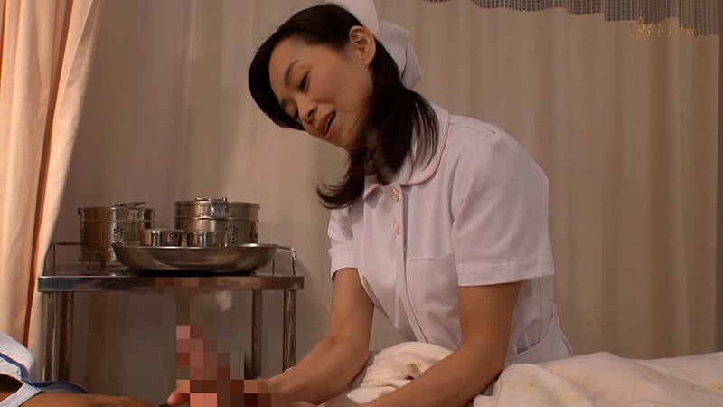 官能小説家が入院中に看護師に自分の作品を朗読してもらったら…！朗読中感じて来た二人はチ○ポを握らせ…