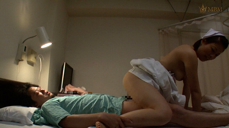 入院中看護師に写真モデルをお願いして、深夜に病室に来てもらい…病室のベッドでなし崩し的に嵌めまくり！