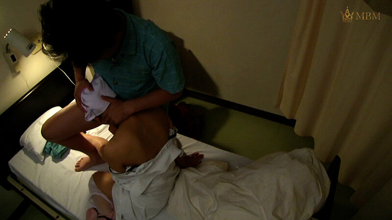 入院中看護師に写真モデルをお願いして、深夜に病室に来てもらい…病室のベッドでなし崩し的に嵌めまくり！