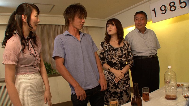 珍しい親子同伴の同窓会で憧れだった男子の息子とホテルでイキまくり!