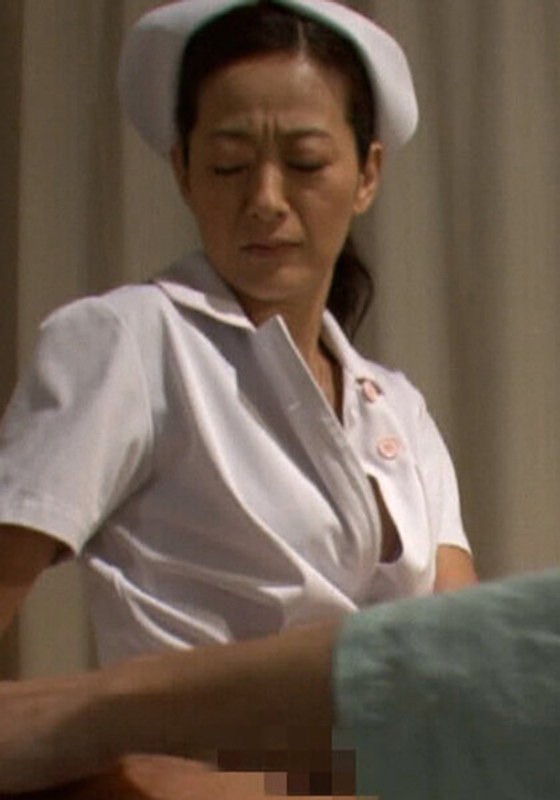 入院中に看護師に眠れないと我が儘言って無理やりチ○ポを触らせてみると…熟女看護師は欲求不満で抑えきれない性欲に堕ちて行く！