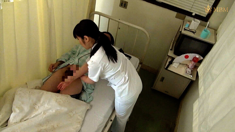 入院中、看護師に眠れないから少し話相手になってくれと…！夜勤の看護師さんは欲求不満で性欲を持て余している