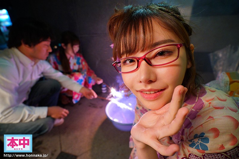 至近距離に彼女がいるのに耳元でコソコソ口説いてくるささやき誘惑中出し 深田えいみ