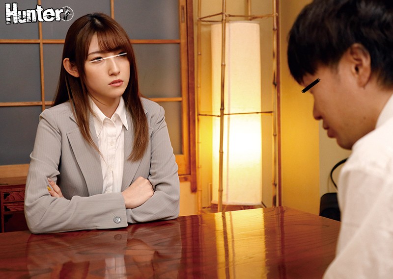 出張先の宿がボクのミスで女上司と相部屋に!?普段から厳しい女上司は超不機嫌!そんな状況でクーラーも壊れて部屋は蒸し風呂状態!?お互い汗ばんで