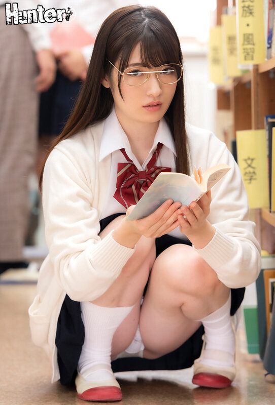 「男の人って女子のパンツ見るだけでアソコが大きくなるって本当？」超真面目な文学女子はパンツごときで勃起する男に興味津々！文学女子のパンチラに