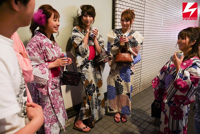 花火大会帰りの浴衣ギャル4人組をハイテンションナンパ！ラブホで酔わせてアゲアゲ気分の女子たちと大乱交開催！！ 浴衣はだけてノリノリ中出しSEXパーティーしちゃいました！！！