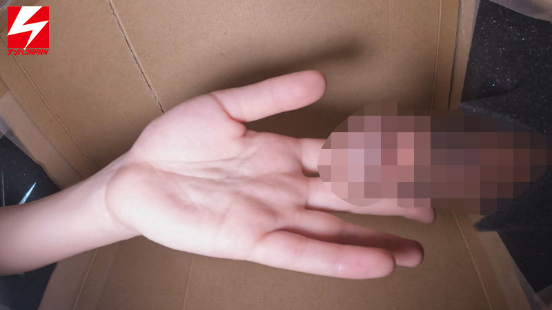 箱の中身はなんだろな？？でついてきた純朴女子大生に生チ○ポを見せつけたらデカチンに興奮しちゃったっぽいので… 恥ずかしがらせ赤面SEX ナマもしちゃった こなつ