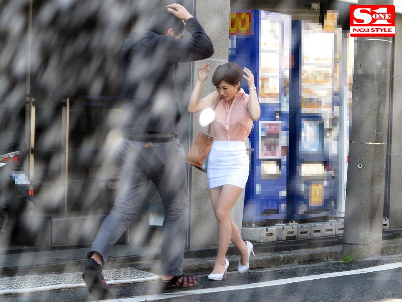 すみません、突然の雨で濡れてしまいまして… しかも、今日に限ってノーブラなんです…。 奥田咲