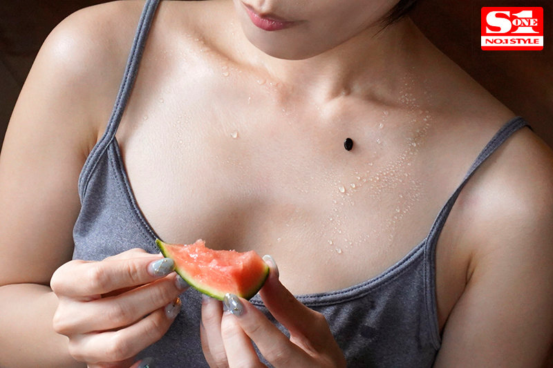 ど田舎の夏はヤルことがなくて隣の美人奥さんの誘惑に乗っかり毎日じっとり汗だく交尾 小島みなみ