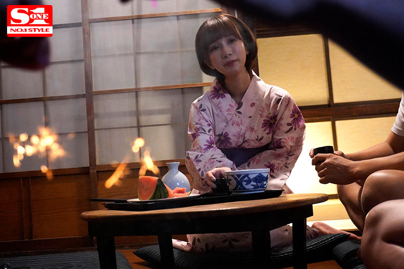 ど田舎の夏はヤルことがなくて隣の美人奥さんの誘惑に乗っかり毎日じっとり汗だく交尾 小島みなみ