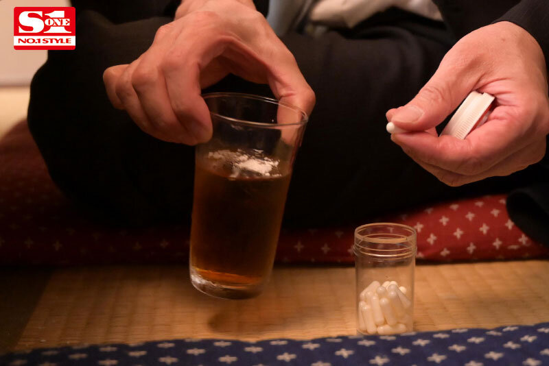 出張先で軽蔑している中年セクハラ上司とまさかの相部屋に…朝まで続く絶倫性交に不覚にも感じてしまったGカップ新人社員 愛宝すず