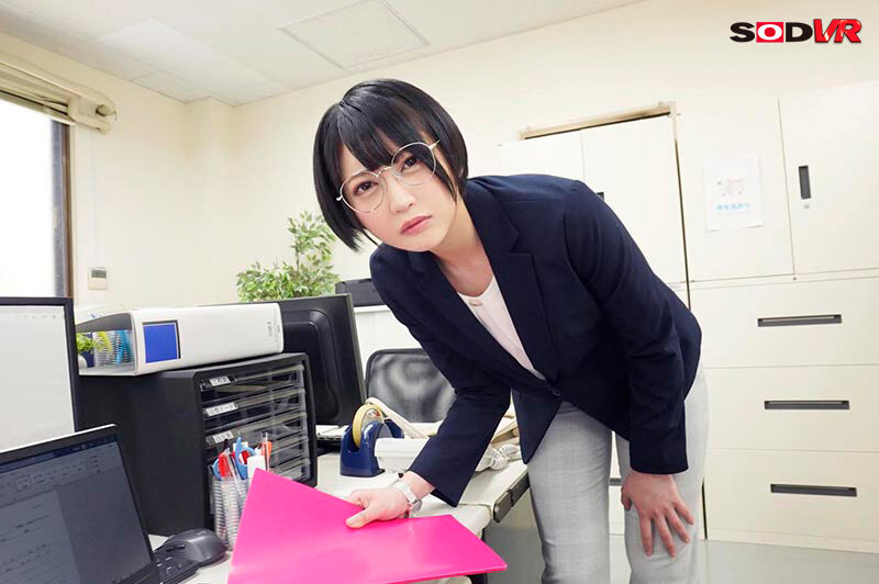 【VR】会社では美人で真面目な上司が酔って家まで送り届けたら普段の姿からは想像もつかないようなズボラ部屋だった! 入るなり服を脱ぎだし洗っていないチンコいきなりフェラ。ゴムもしないでナマ騎乗位でイカされ無責任中出しさせられる!‘夏目響’