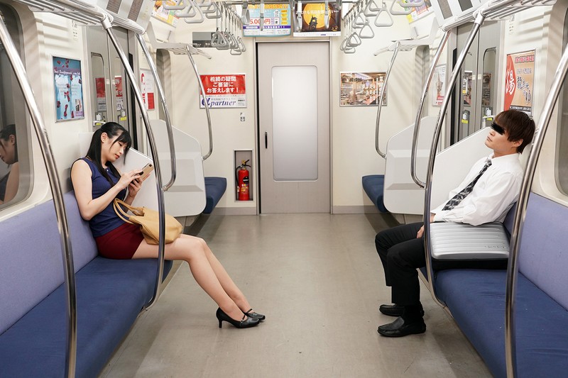 最終電車で痴女とまさかの2人きり！向かいの座席でパンチラしてくるホロ酔い美脚女の誘惑で勃起したらヤられた