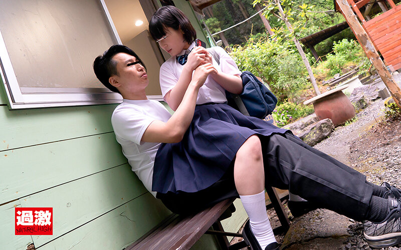 ちっこい彼女の妹が…スカートの中でこっそり生ハメ逆NTR 彼女がいるのにドプドプ連続中出し野外Ver. ゆずなちゃん