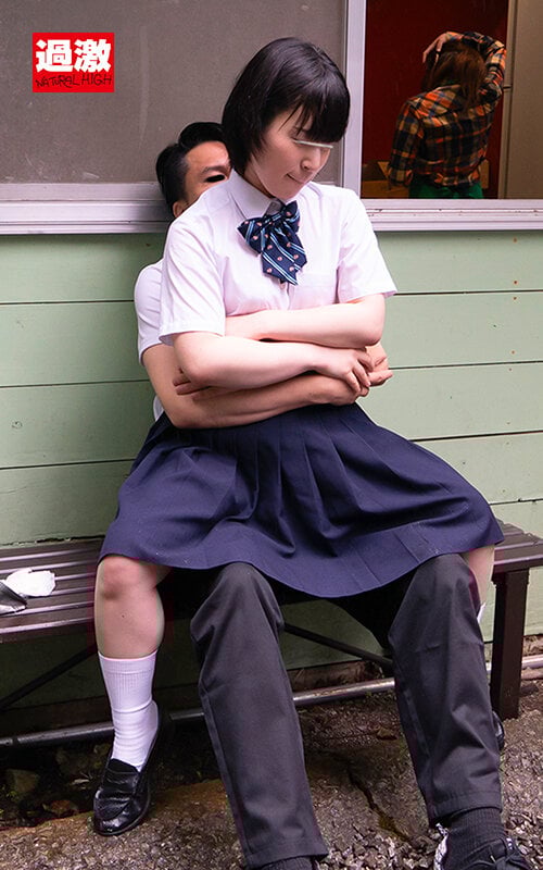 ちっこい彼女の妹が…スカートの中でこっそり生ハメ逆NTR 彼女がいるのにドプドプ連続中出し野外Ver. ゆずなちゃん