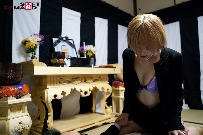 法事で7年ぶりに再会した同級生たちに酔わされ輪●された金髪喪服ギャル