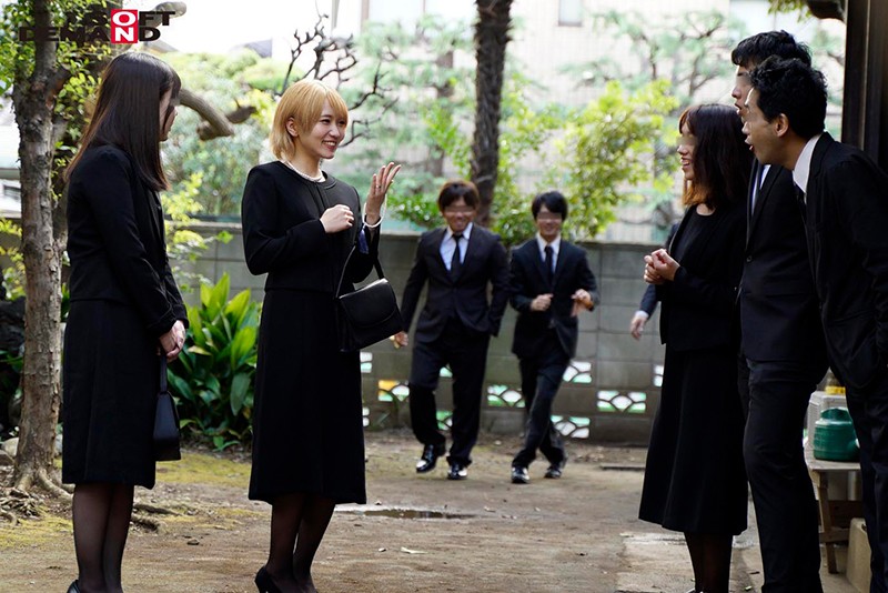 法事で7年ぶりに再会した同級生たちに酔わされ輪●された金髪喪服ギャル