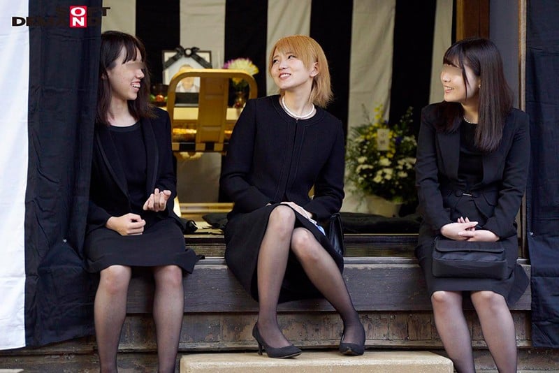 法事で7年ぶりに再会した同級生たちに酔わされ輪●された金髪喪服ギャル