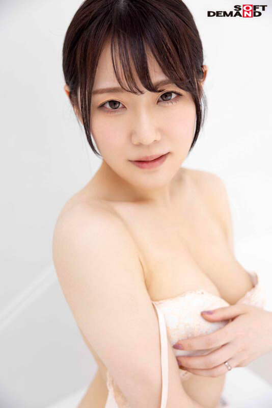 表舞台に立つ憧れを断ち切れない演歌歌手を目指していた農家の嫁 天城雪乃 33歳 AV DEBUT
