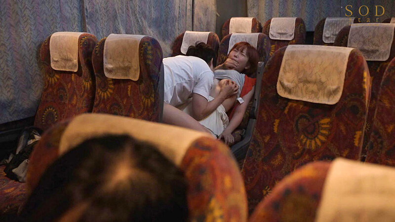 大型連休の高速バスが事故渋滞にハマって…。都内に帰るまでの7時間、声の出せない状況で隣の人妻に囁き誘惑されまくった。(2023年7月末日) 紗倉まな