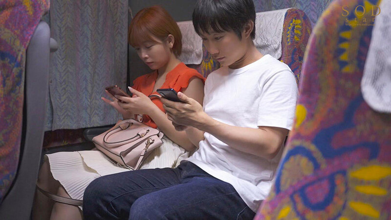 大型連休の高速バスが事故渋滞にハマって…。都内に帰るまでの7時間、声の出せない状況で隣の人妻に囁き誘惑されまくった。(2023年7月末日) 紗倉まな