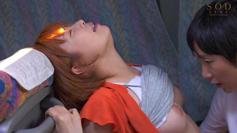 大型連休の高速バスが事故渋滞にハマって…。都内に帰るまでの7時間、声の出せない状況で隣の人妻に囁き誘惑されまくった。(2023年7月末日) 紗倉まな