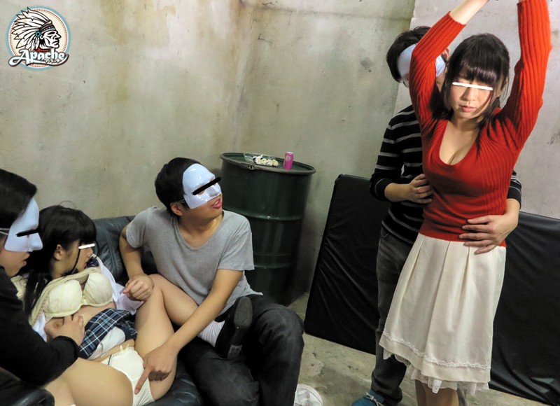 母娘を拉致して、拘束した母親の前で娘をレ●プ!「娘を妊娠させられたくなかったら『私(母親)の中に出してください』と言え!」と母親には無理矢理中出し懇願させて、お望み通り娘の前で母親に中出し!当然、約束を守る訳も無く娘にも中出ししてヤリました!!2