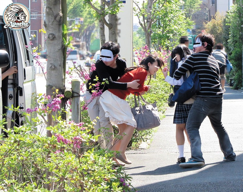 母娘を拉致して、拘束した母親の前で娘をレ●プ!「娘を妊娠させられたくなかったら『私(母親)の中に出してください』と言え!」と母親には無理矢理中出し懇願させて、お望み通り娘の前で母親に中出し!当然、約束を守る訳も無く娘にも中出ししてヤリました!!2