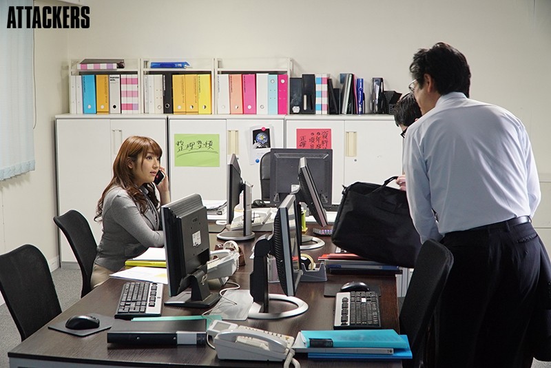 証券レディの湿ったパンスト 神咲詩織