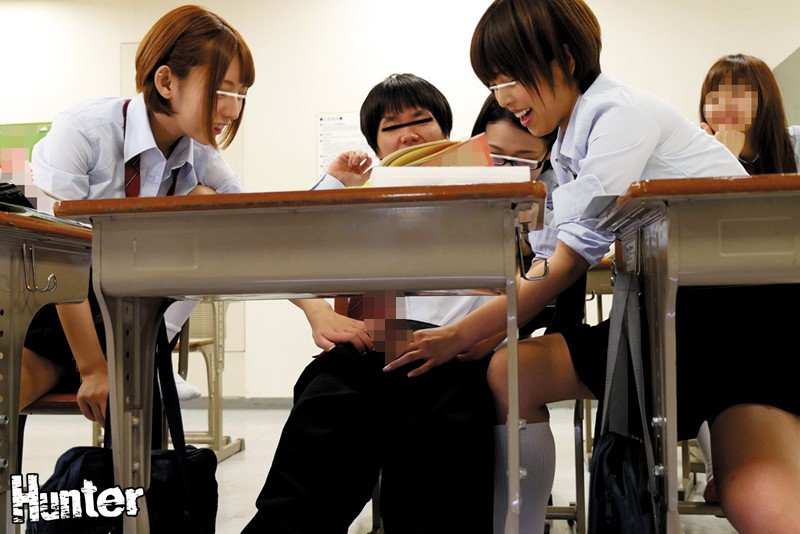 超絶倫ヤリマン女子！去年まで女子校だった学校（※しかも超ヤリマン校）に入学したら中学時代女子に縁遠かったボクでも簡単にヤレると思っていたらそれ以上だった！！ 男子は2人だけだから校内は女子校状態で無防備なパンチラ＆胸チラは当たり前で勃起してしまうのは必然。