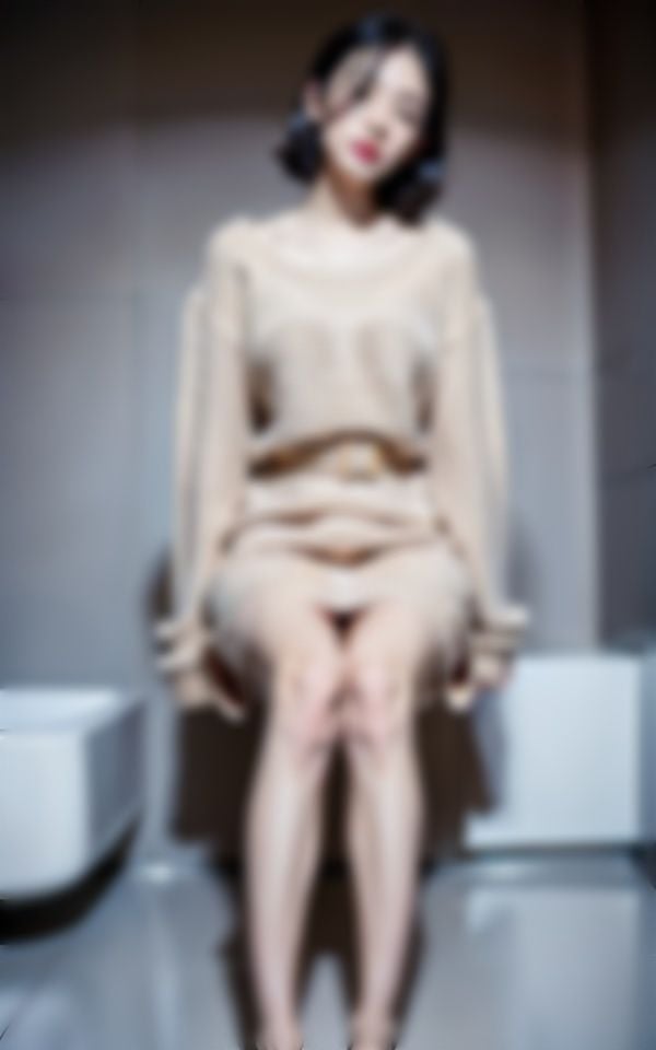 【公衆便所】パチンコにハマった新妻が便所でフェラして金を稼ぎまくる！